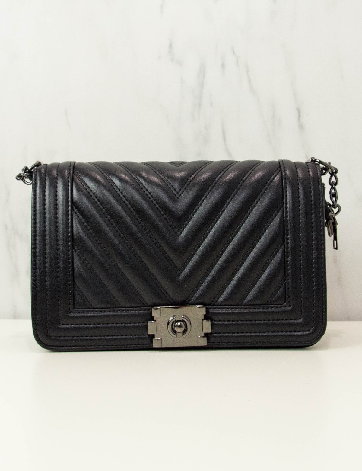 Γυναικείο μαύρο καπιτονέ τσάντακι ανθρακί αλυσίδα P68591 φωτογραφία